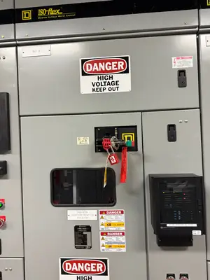 USED 2002 SQUARE D MODEL 4
