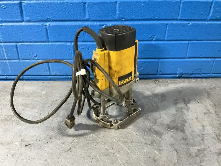 Used DEWALT DW615 Miscellaneous MRO Ohio US | HGR 24 #1293720