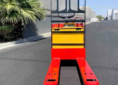 USED 2023 RAYMOND 8210