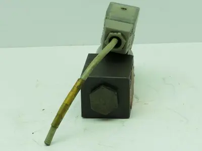 Moog X820-21PA-001N01 Hydraulic Valve 24V