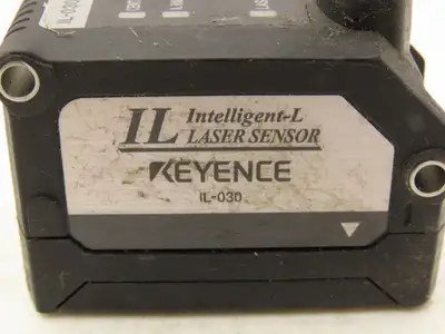 Keyence IL-030 CMOS Multi-Function Analog Laser Sensor 20 to 45 mm Range