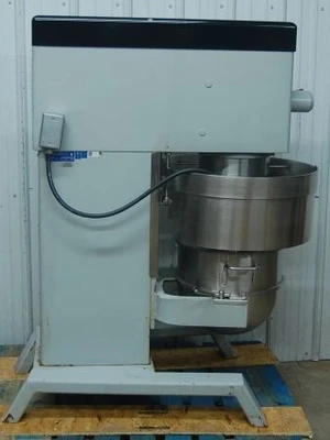 142-0812 Blakeslee 40 Qt Mixer w/ Stainless Bowl Guard, Dough Hook, Flat Beater