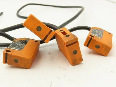 IFM Efector IN5121 IN-3002-BPKG Proximity Sensor  Lot of 4