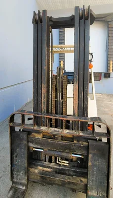 Nissan 8000 lb forklift