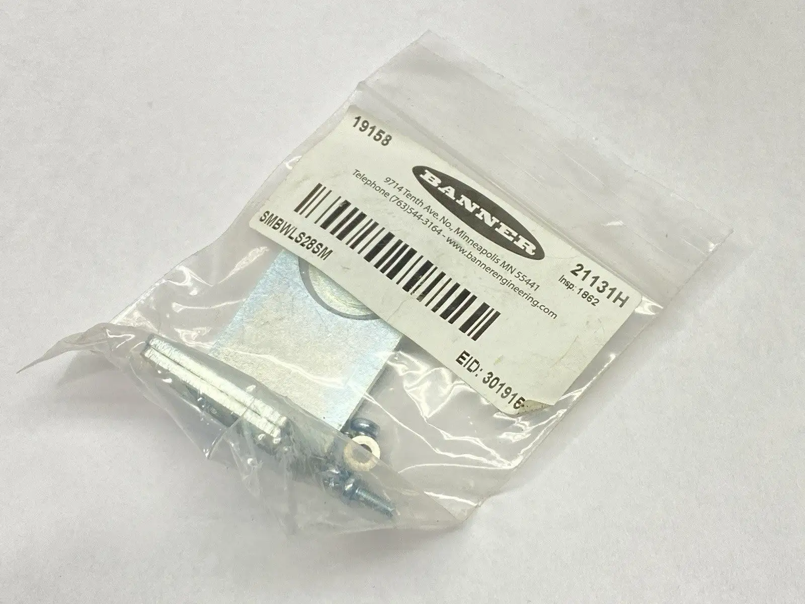 SMBWLS28SM | Banner  Right-Angle Bracket For Surface Mounting 19158 LOT OF 2 - New – Open box