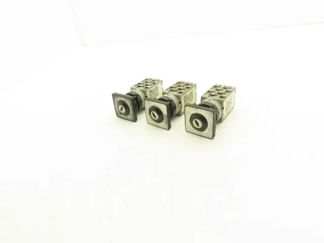 ABB WAW937/8ZM 3HAC 6428-5/04 Control Switch 2-Position 25A 690V NO KEY Lot of 3
