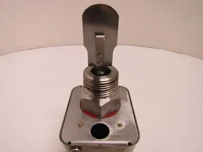 SCM Flow Switch Max Pressure 1.0 MPA Max Temp 70C Amp Rating 250VAC 15A 1" NPT