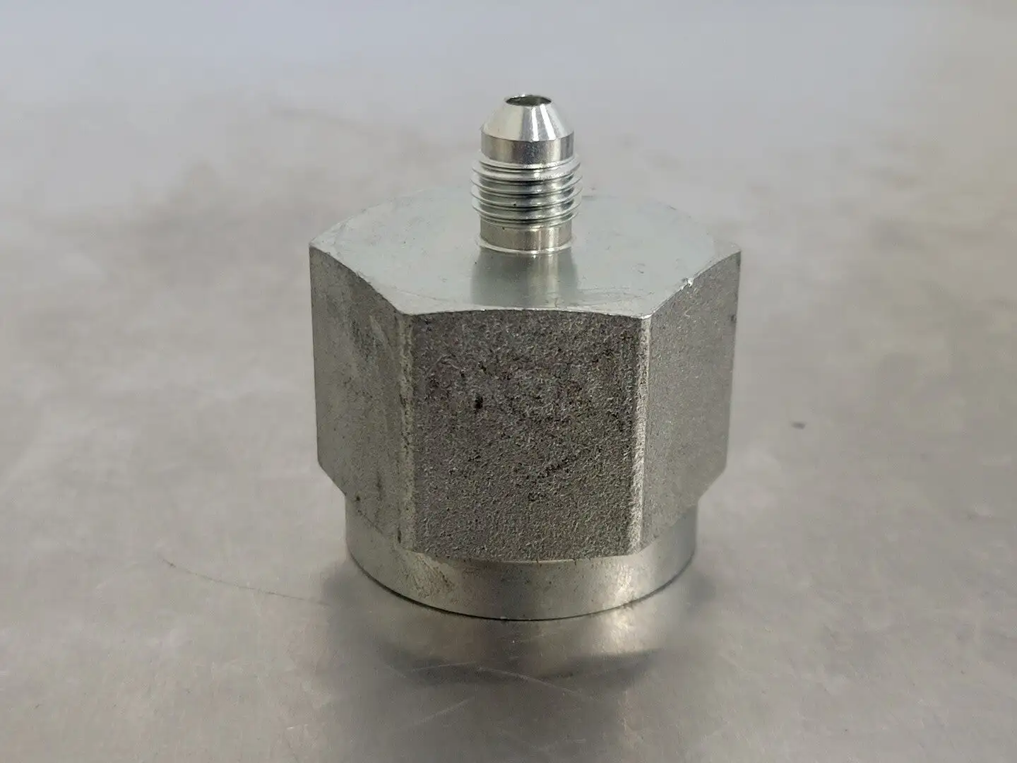 Hydraulic Adapter F-16 JIC X M-04 JIC 1" x 1/4" (Bag of 5)