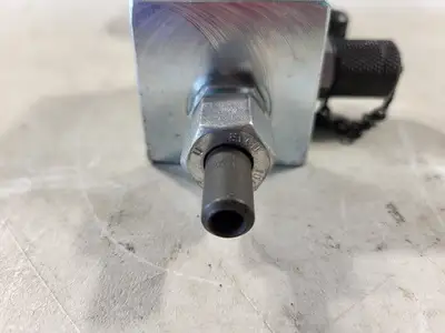 0-3700 PSI Gauge with Metering Block