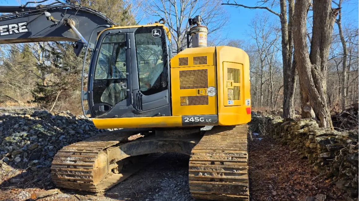 USED 2017 Deere 245G LC