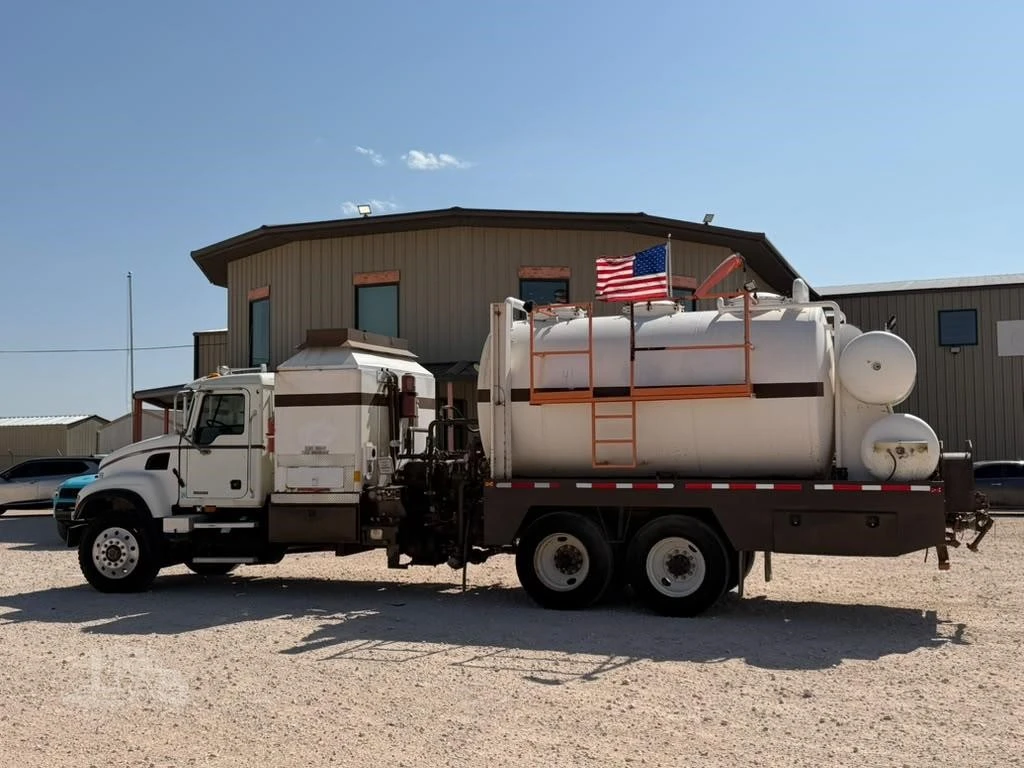Used 2006 MACK GRANITE GU713 Tanker trucks Texas US | Roll Off Truck World #1491936
