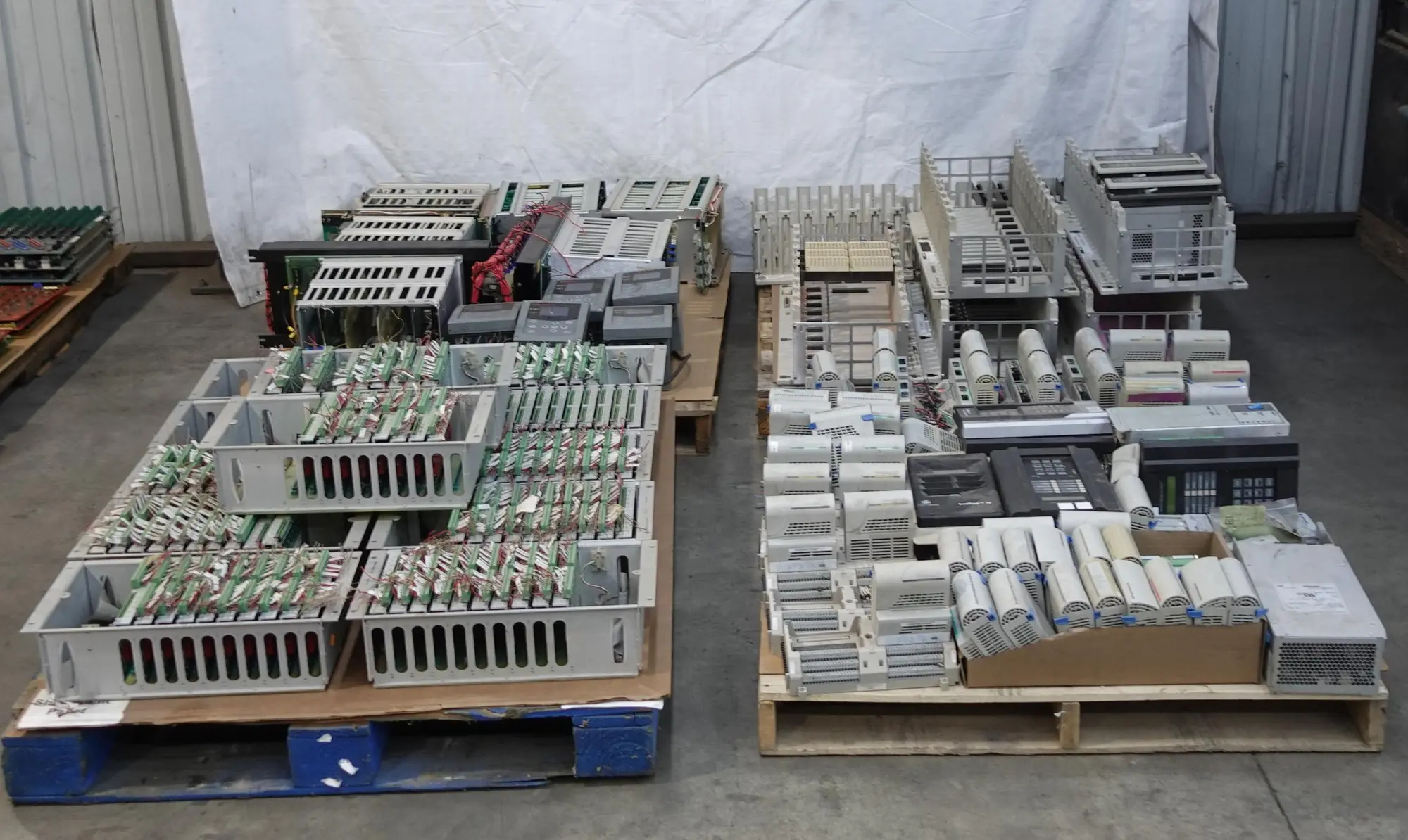 4 PALLETS OF ASSORTED CHASSIS, MODULES AND POWER SUPPLIES; OVATION, HONEYWELL, GE, MODICON