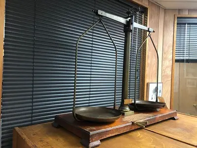 2899-385 Antique H. Kohlbusch Balance Beam Scale with Set of Weights Circa 1890