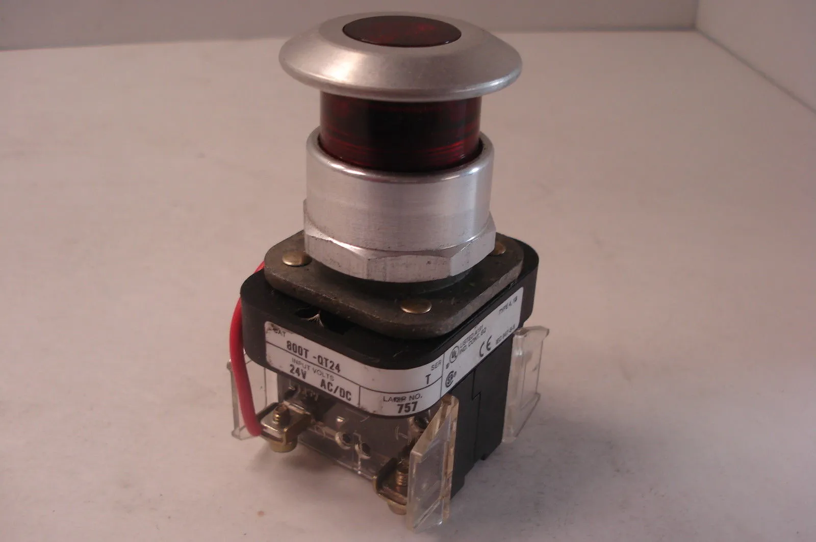 USED ALLEN BRADLEY 800T-QT24 SER. T