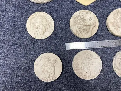 3364-700 DUPLICATING PLATES – 27 COMPOSITE HAND CARVED MEDALLIONS, JEWELRY