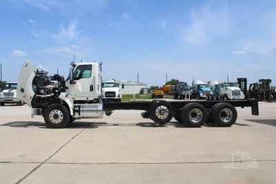 New | in-Stock 2026 INTERNATIONAL HX Cab Chassis trucks Texas US | Roll Off Truck World #1491798