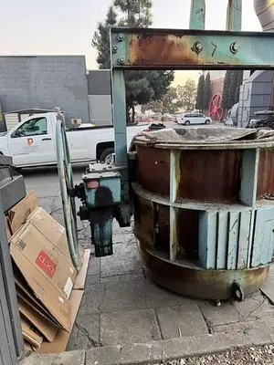 USED MODERN 6 TON LIP POUR LADLE