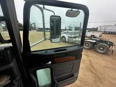 USED 2011 PETERBILT 384