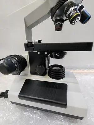 SPLIT FIELD MICROSCOPE WITH EYE PIECES, 4X4 ILLUMINATED STAGE, 3 OBJECTIVES