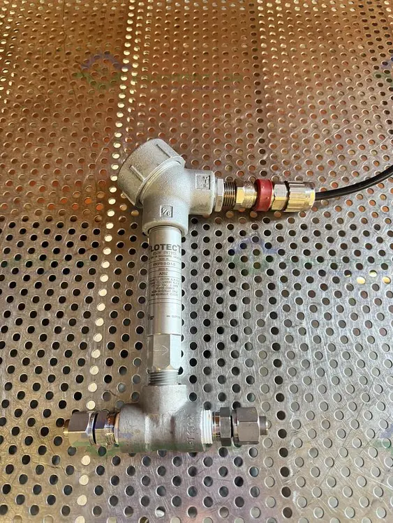 Used DWYER FLOTECHT V6EPS-S-D-1-S FLOW SWITCH W/ CROUSE MINDS LBY25 SA ELBOW Test Equipment - Other California US | Equipment Lab #1427413