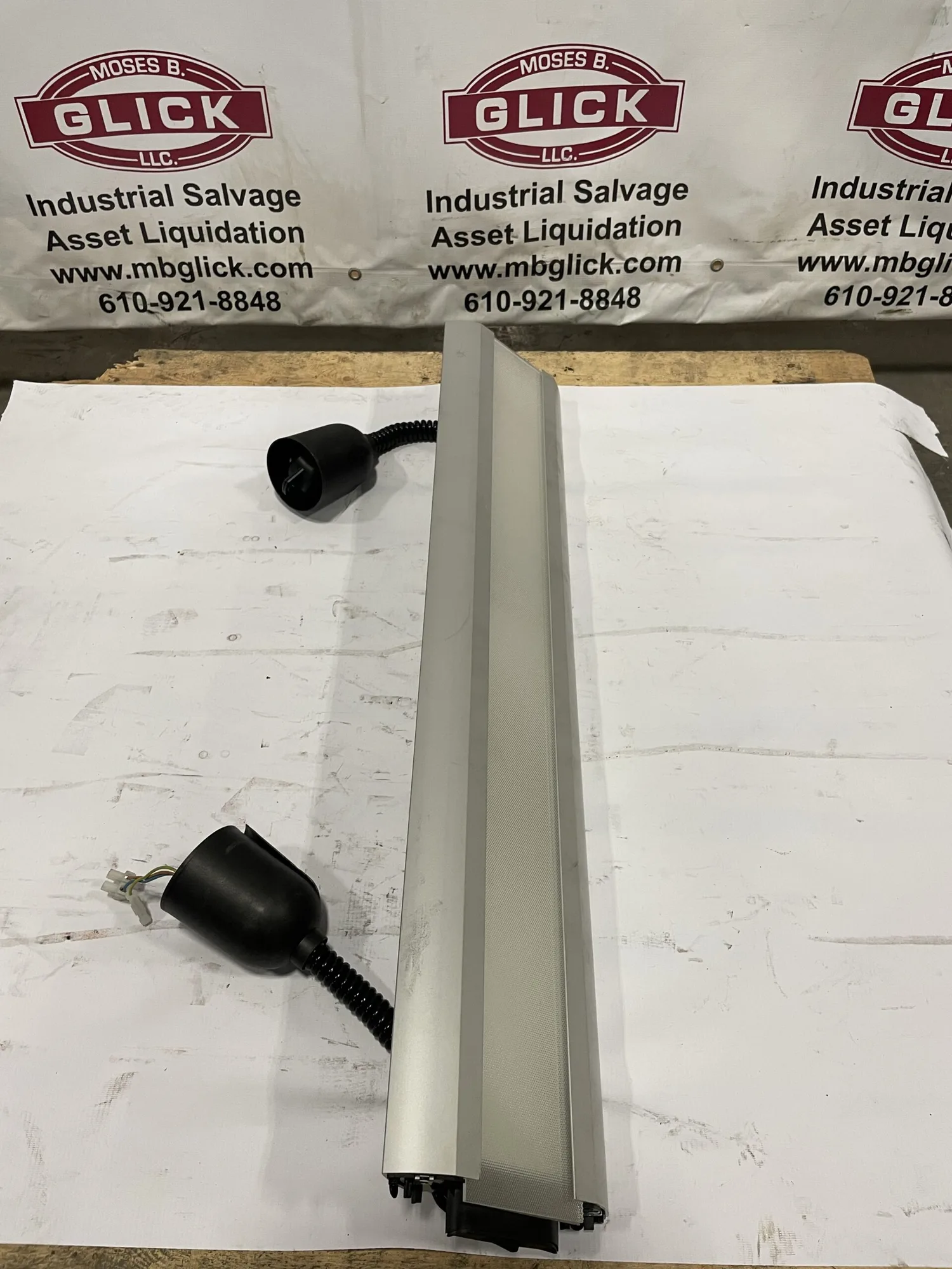 Waldmann SAHZQ 66 LED Tube Machine Light 29W 4000k 37.6” L x 7.4” W -NIB