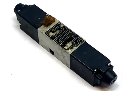 | Numatics 041SS400M0000F Solenoid Valve 3/4-Way 1/8" G Ports Vacuum to 10 Bar - For parts or not working