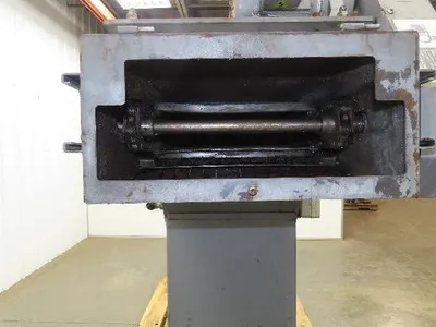Shin Myung Magnetic Chip Conveyor with Drag Chain Scraper 14"x51" Infeed 220V