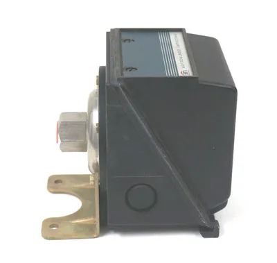 NEW UNITED ELECTRIC J303-553 PRESSURE SWITCH 0-20PSI, 15A, 125/250VAC