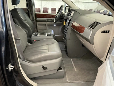 USED 2009 CHRYSLER TOWN AND COUNTRY