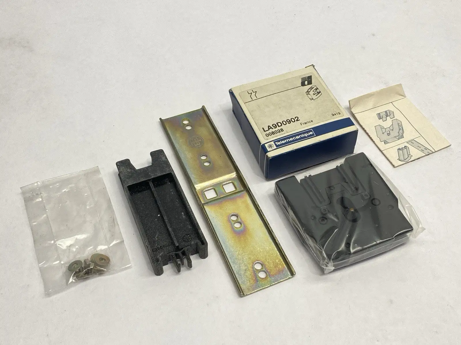 LA9D0902 | Telemecanique  Inversing Block Mechanical Interlock Kit - New Other