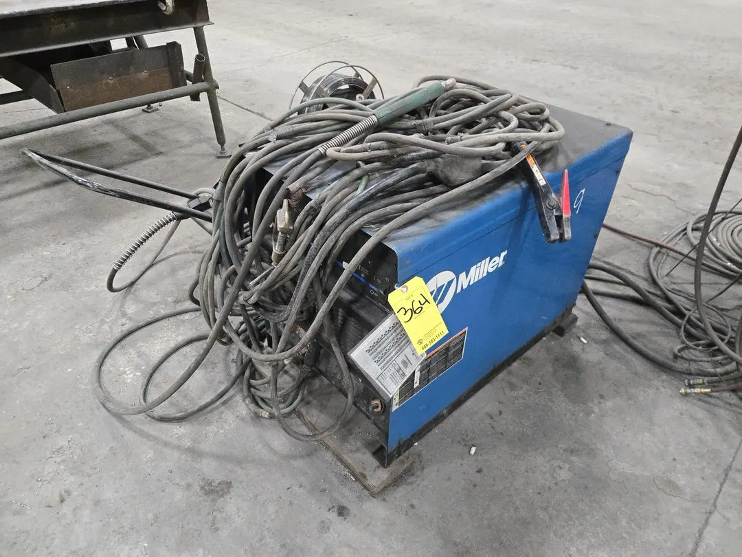 Miller Deltaweld 652 Welder w/ 70 Series Wire Feeder (LOCATION: Batavia, OH)