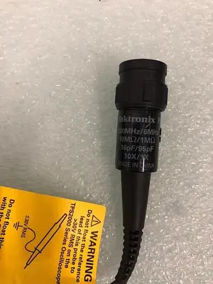 TEKTRONIX P2220 VOLTS
