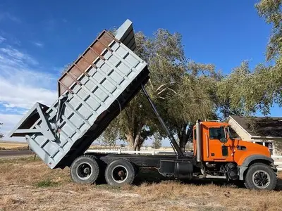 USED 2009 MACK GU713