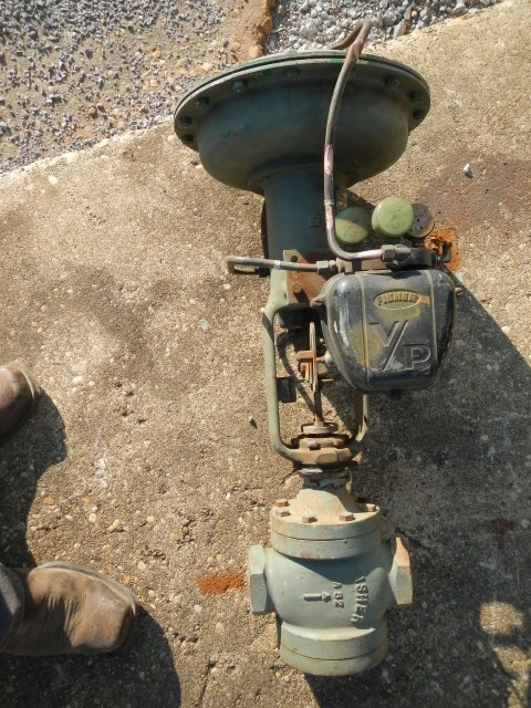 Fisher 1 1/2" 250 Rating, Iron Threaded Control Valve