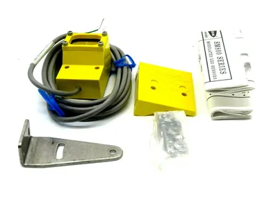 NEW BANNER ENGINEERING SM81RSR PHOTOELECTRIC LED SENSOR