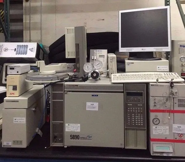 HEWLETT PACKARD 5890 SERIES II PLUS GAS CHROMATOGRAPH