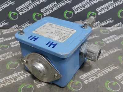 United Electric H105-S137B Pressure Switch 15A 480VAC 5 PSI 34KPa Used