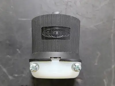 30A, 3-ph, 250V Twist-Lock Female Connector