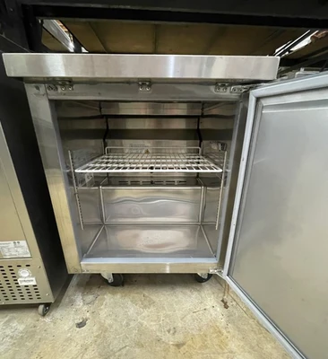 130-0123 Avantco SSUC27FHC 27” Self Contained Undercounter Freezer