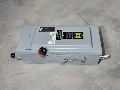USED SQUARE D CH221N