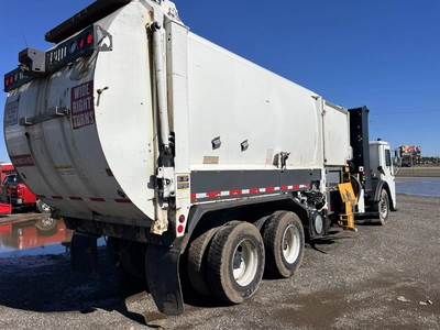 USED 2013 MACK LEU633 REFUSE PACKER BODY WITH AUTO ARM.