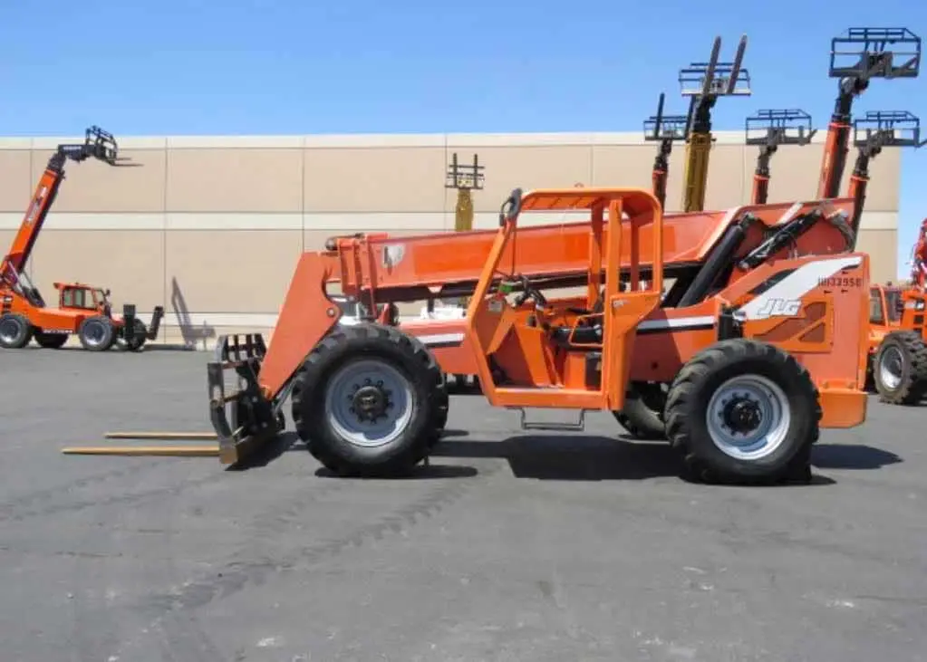 USED 2013 JLG SKYTRAK 8042