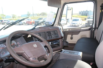 Used 2014 VOLVO VHD64B200 Cab Chassis trucks Texas US | Roll Off Truck World #1491961