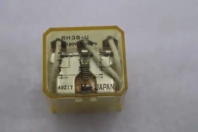 LOT OF 4 -- NEW OPEN BOX  IDEC RH4B-U Power Relay 220VAC STK H1528A