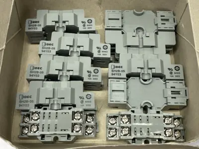 USED IDEC SOCKET RELAY BASE 8-PIN 300V 10A LOT OF 10