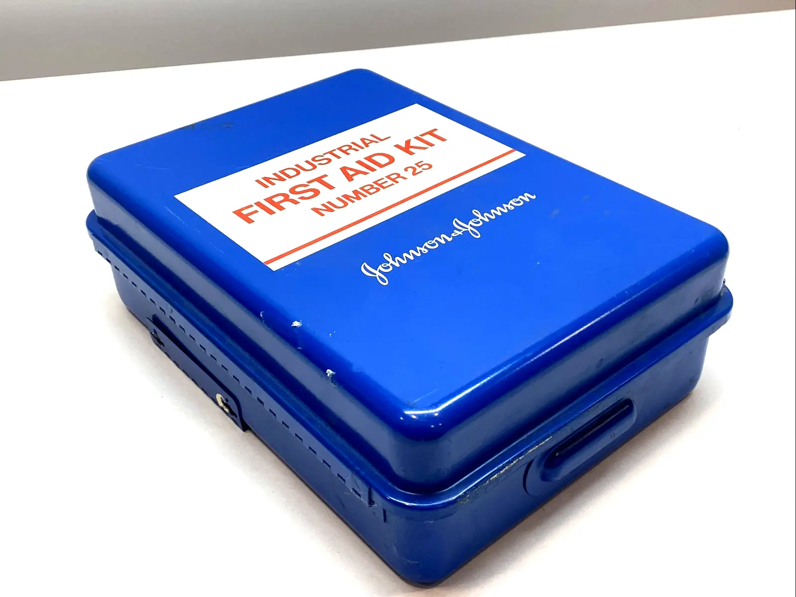USED JOHNSON & JOHNSON METAL INDUSTRIAL FIRST AID KIT NUMBER 25