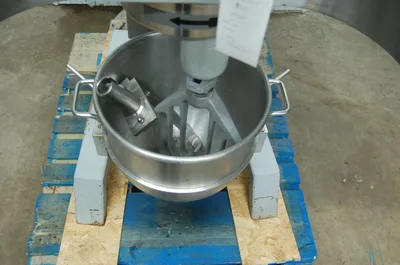 142-0812 Blakeslee 40 Qt Mixer w/ Stainless Bowl Guard, Dough Hook, Flat Beater