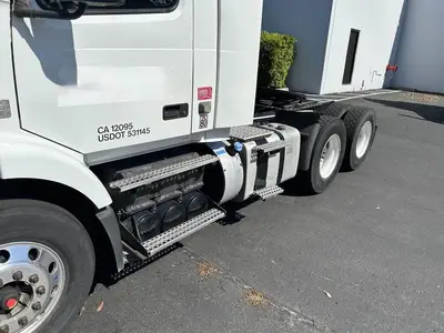 USED 2015 VOLVO VNM64T200