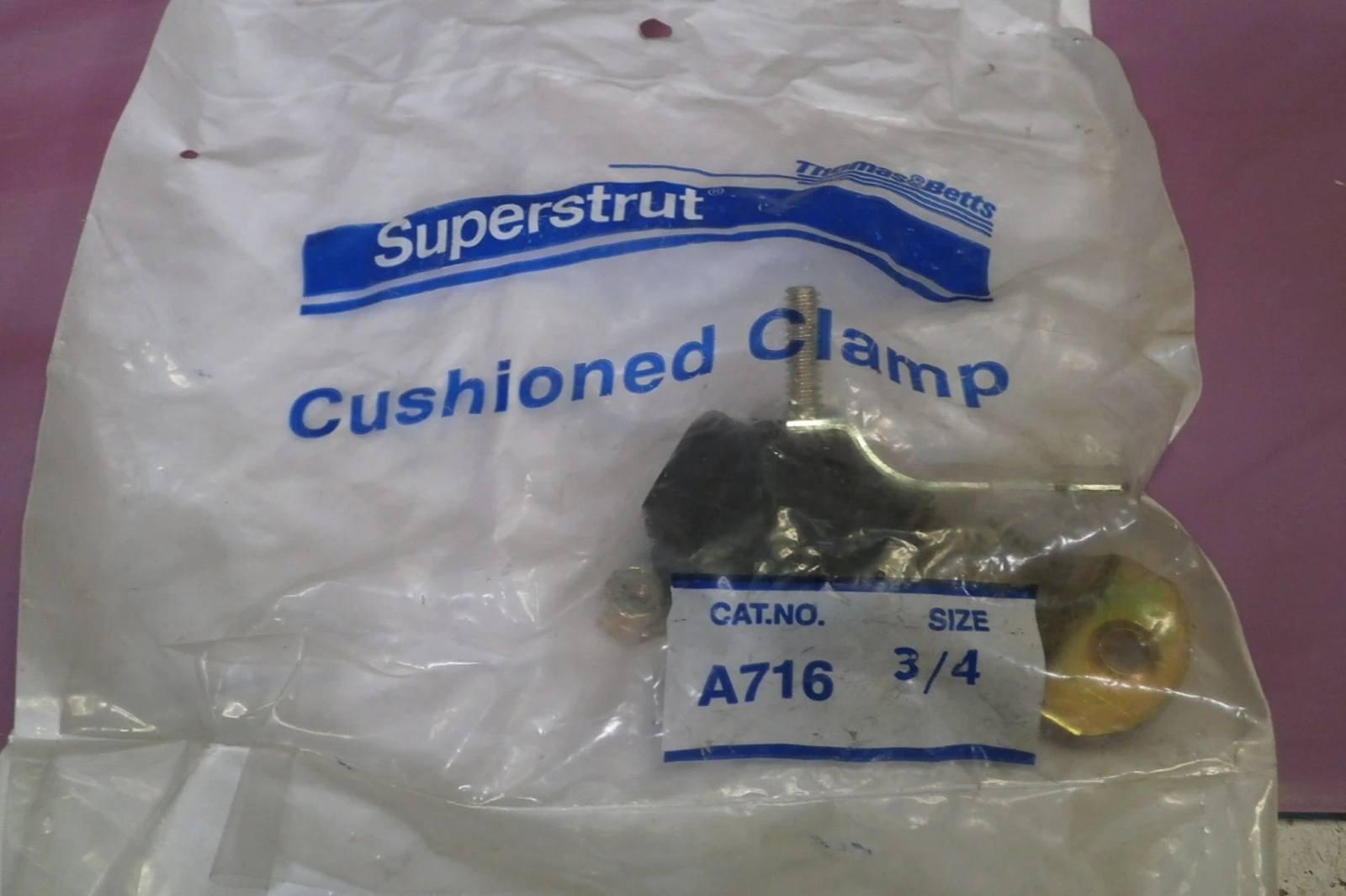 NEW THOMAS & BETTS 3/4 SUPERSTRUT CUSHIONED CLAMP