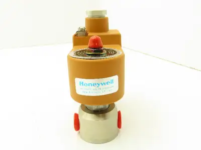 Honeywell Skinner U131V5690 Lucifer Solenoid Valve 3-Way NO 28VDC 150PSI 1/4"NPT